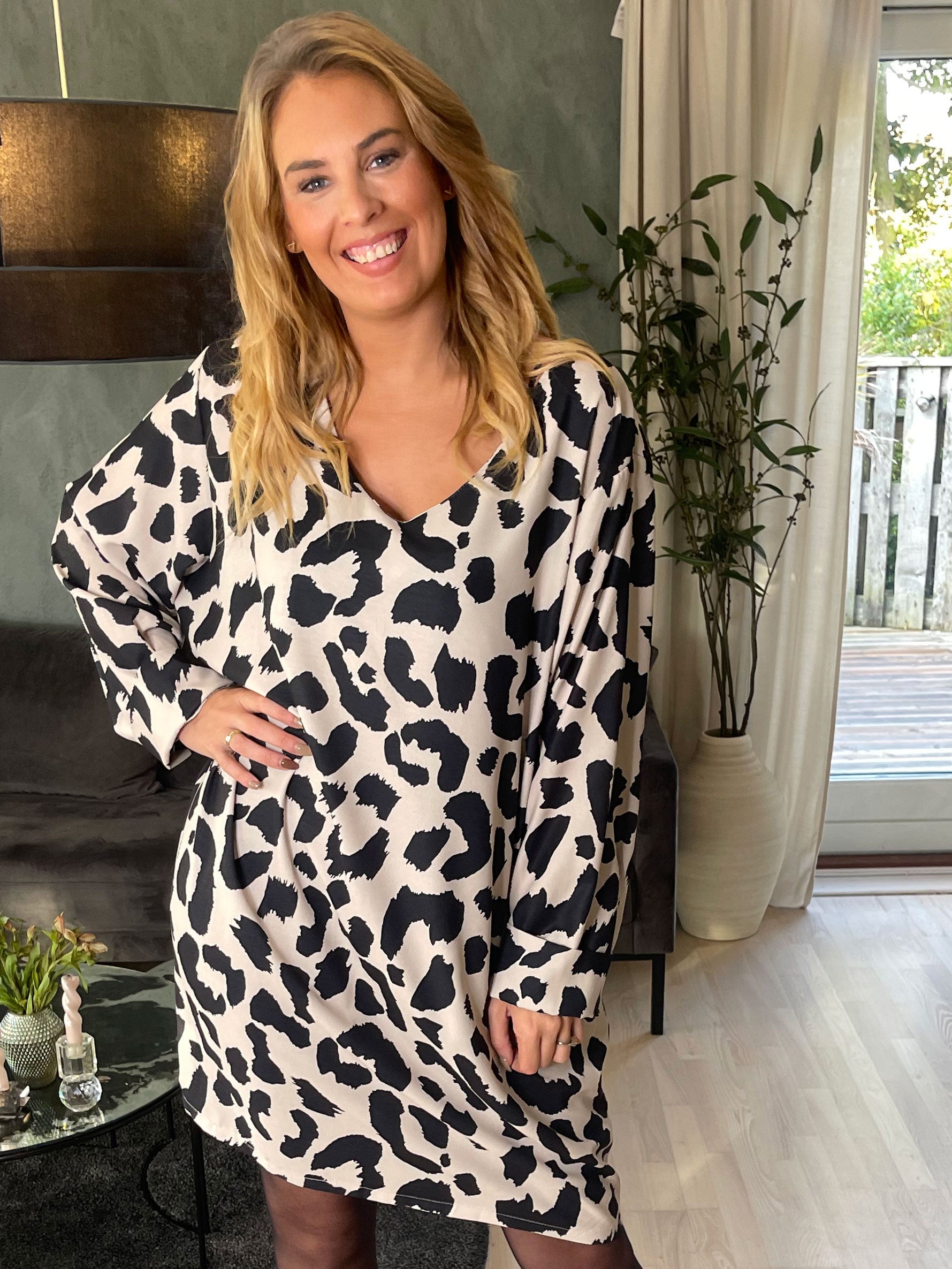 Vanelia - Söt viskosklänning i stort leopardmönster